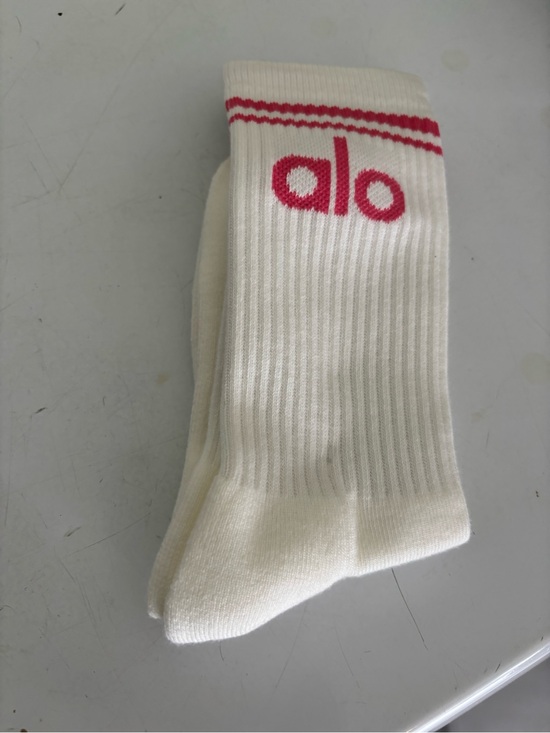 ALO Yoga Accessories - ALO Yoga women Crew Socks in White with Pink Logo